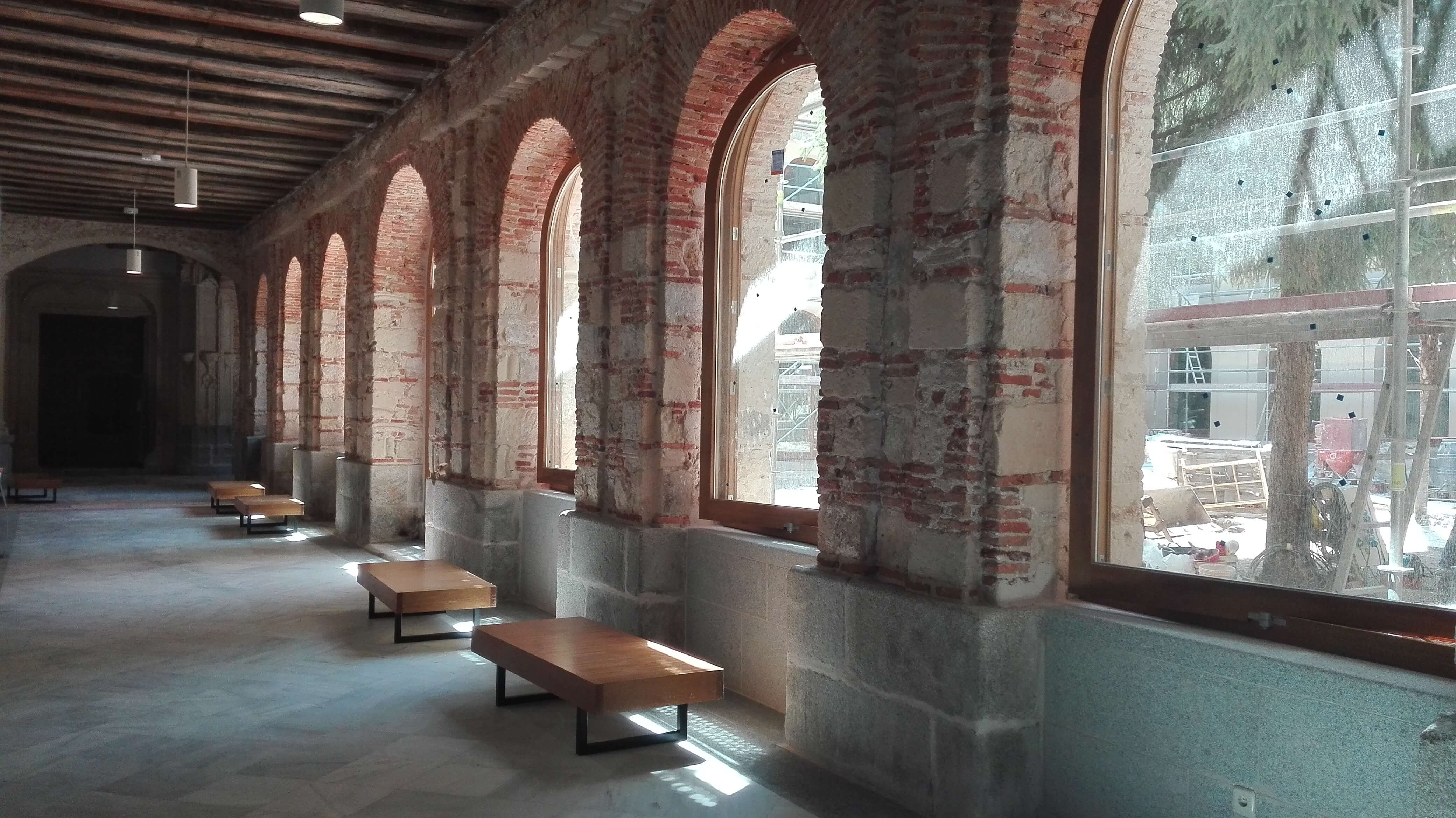 Imagen de un patio interior reformado en ladrillo