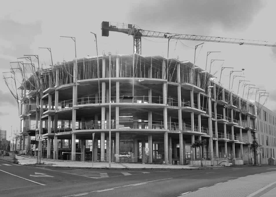 Fotografía en blanco y negro de un edificio residencial en obras